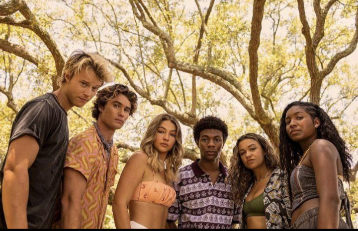 Netflix تطلق مشروعًا جديدًا من عالم Outer Banks.. مسلسل تمهيدي يعيدنا 20 عامًا إلى الوراء!